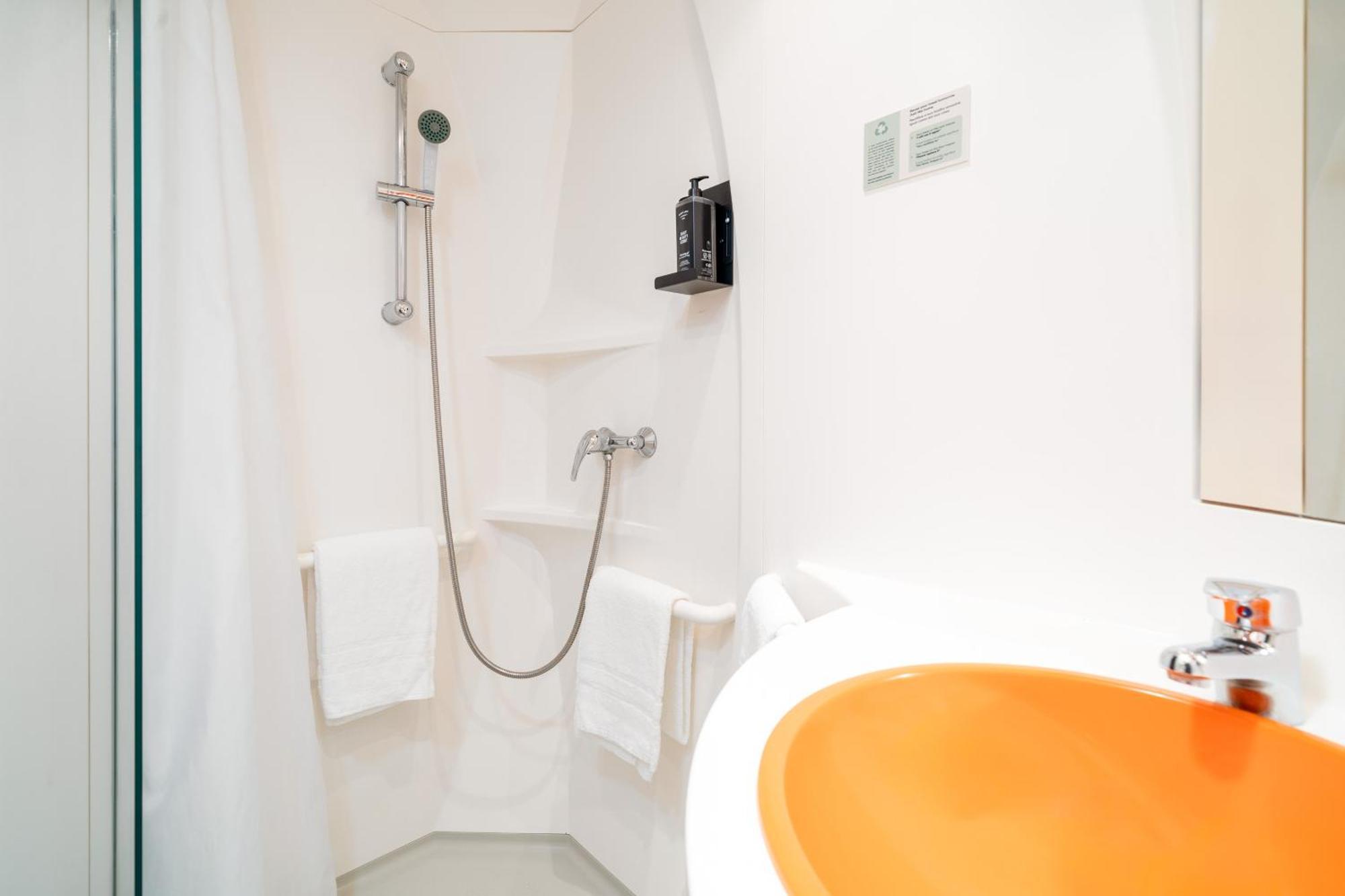Habitación con cama grande